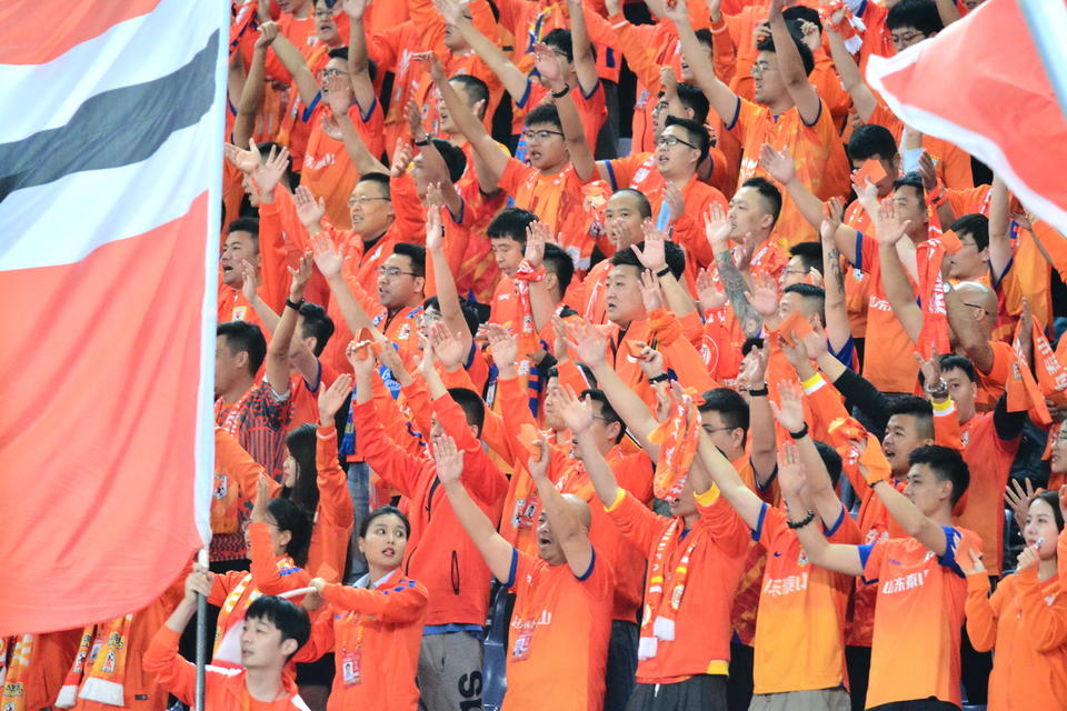 主队球迷人数是客队球迷人数的55倍